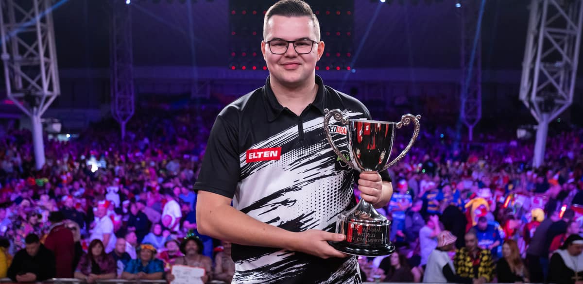 Van Veen defeats Greaves to retain Winmau World Youth Championship title